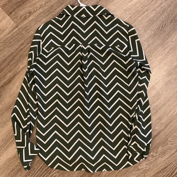 LIKE-NEW EXPRESS Medium The Portofino Blouse Chevron Army Green/White - Picture 3 of 3